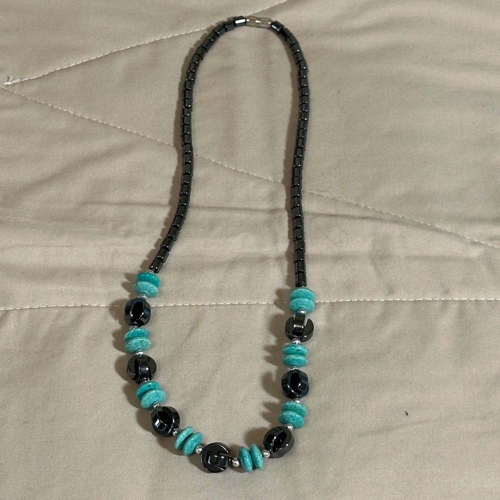 American Honey choker w/hematite & Howlite turquoise colored beads NWOT
